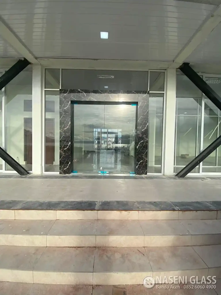 Portofolio pemasangan kusen aluminium dan kaca gedung di Aceh Tengah oleh Naseni Glass