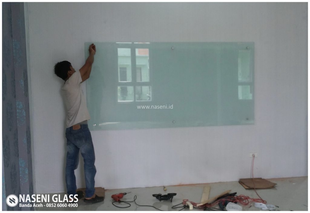 Glassboard papan tulis kaca dinding di Banda Aceh untuk kantor