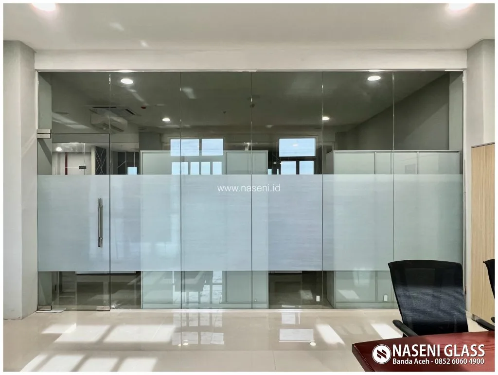 Partisi kaca tempered untuk interior modern dengan pencahayaan maksimal