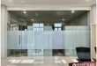 Partisi kaca tempered untuk interior modern dengan pencahayaan maksimal