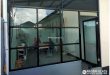 Partisi kusen aluminium black sebagai pembatas ruangan modern dan fungsional